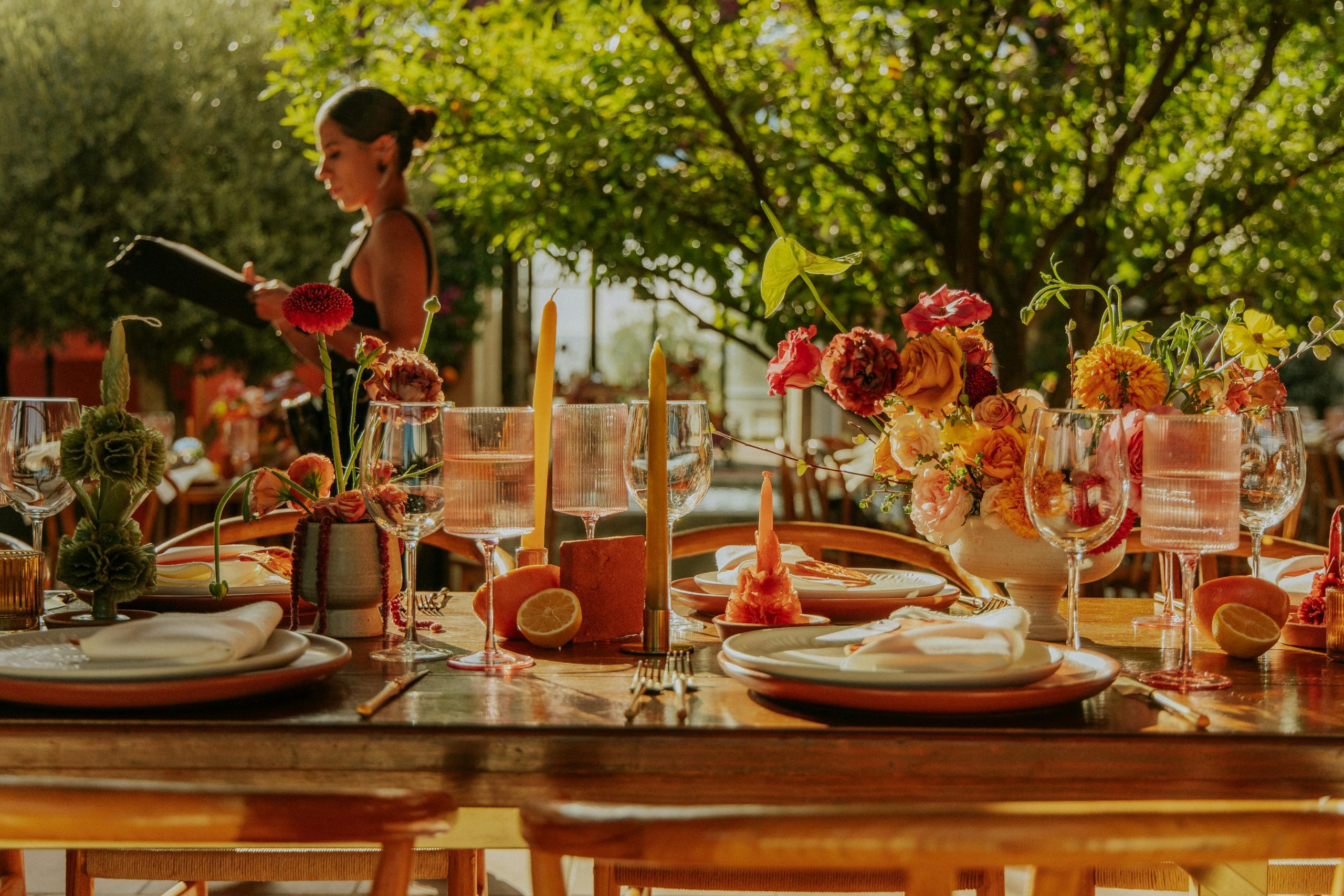 Mesa de catering con aperitivos variados