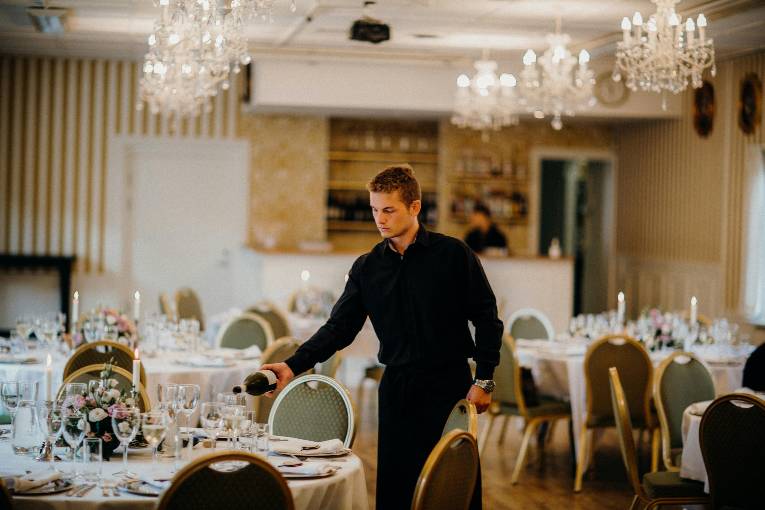 Equipo de camareros atendiendo un evento