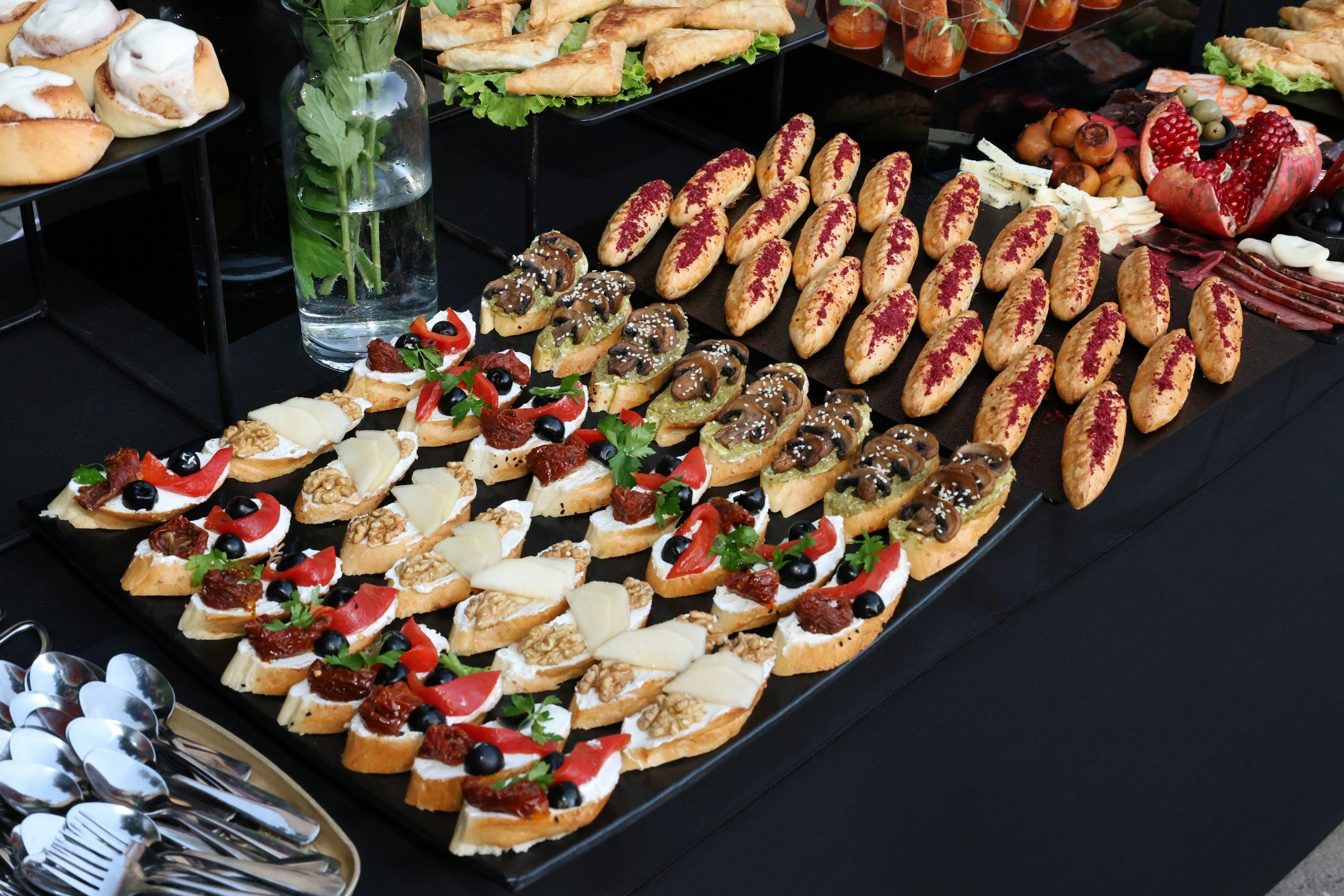 Detalle de bandeja con aperitivos de catering